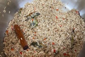 Kruidige rijst in de maak